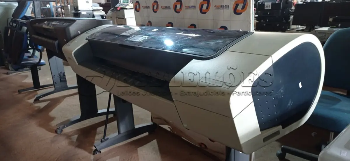 LOTE 453 - 01 PLOTTER MARCA HP MODELO DESIGNJET T1100PS. (NO ESTADO) ATENÇÃO! FAZER A VISITAÇÃO ANTES DE ARREMATAR, NÃO SABEMOS SE FUNCIONA. LEILÃO NÃO TEM GARANTIA E NEM DEVOLUÇÃO, SUJEITO A POSSÍVEIS AVARIAS VISÍVEIS/OCULTAS E/OU AUSÊNCIA DE COMPONENTES.