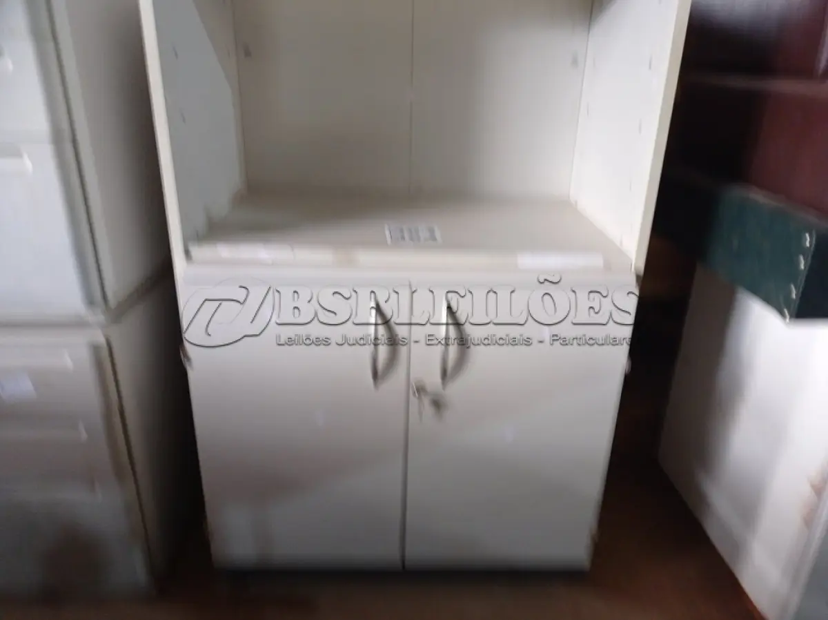 LOTE 464 - 01 ARMÁRIO EM MADEIRA COM 02 PORTAS E 02 PRATELEIRAS. (NO ESTADO) ATENÇÃO! FAZER A VISITAÇÃO ANTES DE ARREMATAR, NÃO SABEMOS SE FUNCIONA. LEILÃO NÃO TEM GARANTIA E NEM DEVOLUÇÃO, SUJEITO A POSSÍVEIS AVARIAS VISÍVEIS/OCULTAS E/OU AUSÊNCIA DE COMPONENTES.