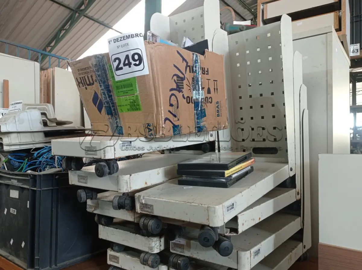 LOTE 249 - 01 LOTE COM VÁRIOS SUPORTES PARA CPU E DVD’S DIVERSOS. (NO ESTADO) ATENÇÃO! FAZER A VISITAÇÃO ANTES DE ARREMATAR, NÃO SABEMOS SE FUNCIONA. LEILÃO NÃO TEM GARANTIA E NEM DEVOLUÇÃO, SUJEITO A POSSÍVEIS AVARIAS VISÍVEIS/OCULTAS E/OU AUSÊNCIA DE COMPONENTES.