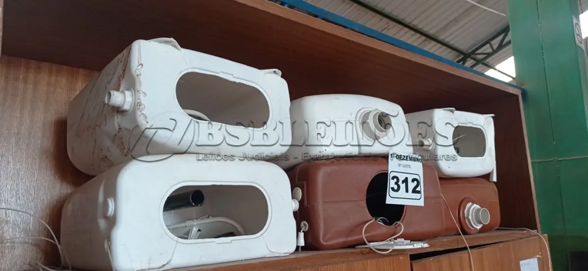LOTE 312 - 06 CAIXAS DE DESCARGA MARCAS E MODELOS DIVERSOS. (NO ESTADO) ATENÇÃO! FAZER A VISITAÇÃO ANTES DE ARREMATAR, NÃO SABEMOS SE FUNCIONA. LEILÃO NÃO TEM GARANTIA E NEM DEVOLUÇÃO, SUJEITO A POSSÍVEIS AVARIAS VISÍVEIS/OCULTAS E/OU AUSÊNCIA DE COMPONENTES.