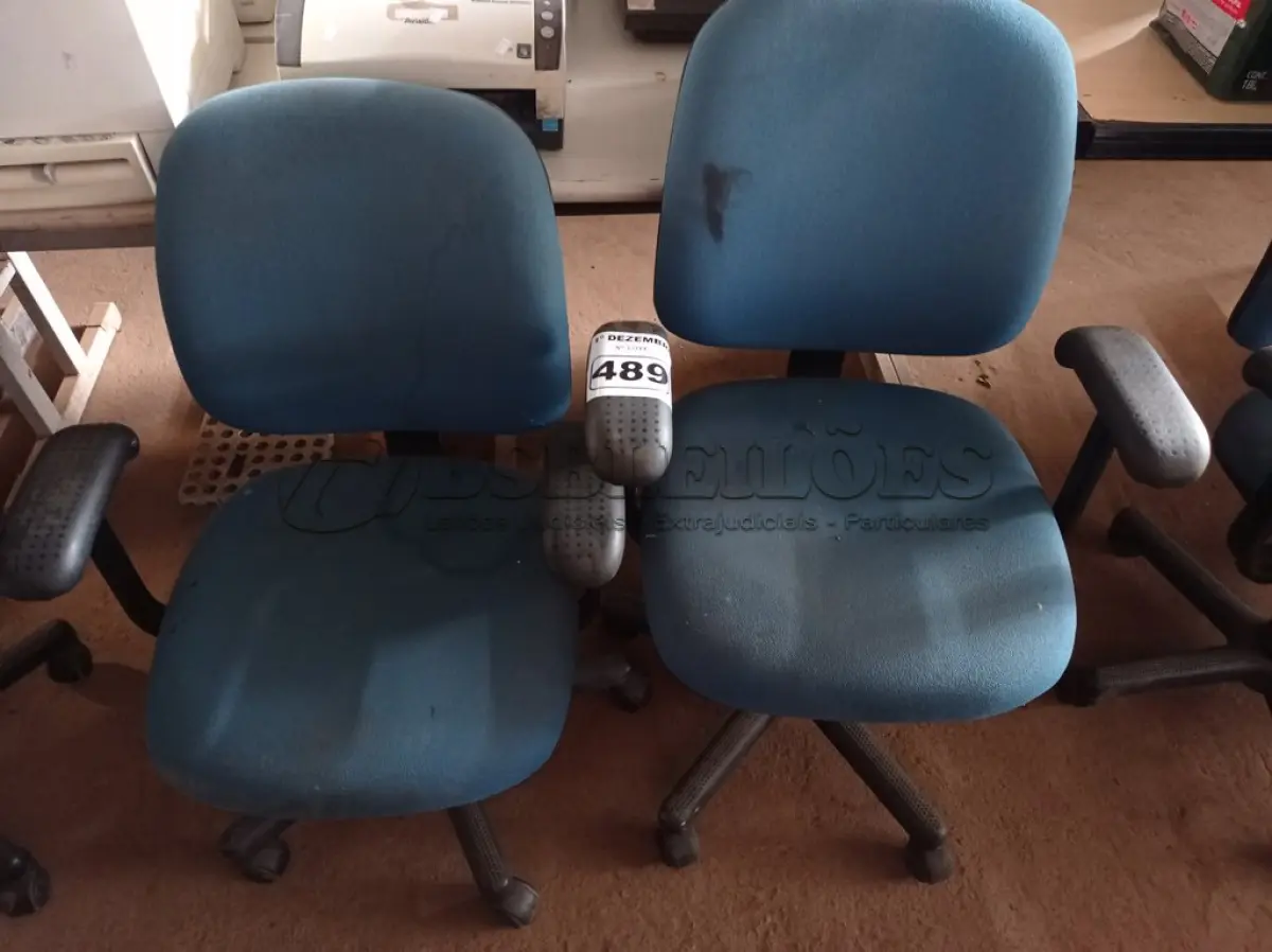 LOTE 489 - 02 CADEIRAS DE ESCRITÓRIO COM BASE GIRATÓRIA. (NO ESTADO) ATENÇÃO! FAZER A VISITAÇÃO ANTES DE ARREMATAR, NÃO SABEMOS SE FUNCIONA. LEILÃO NÃO TEM GARANTIA E NEM DEVOLUÇÃO, SUJEITO A POSSÍVEIS AVARIAS VISÍVEIS/OCULTAS E/OU AUSÊNCIA DE COMPONENTES.