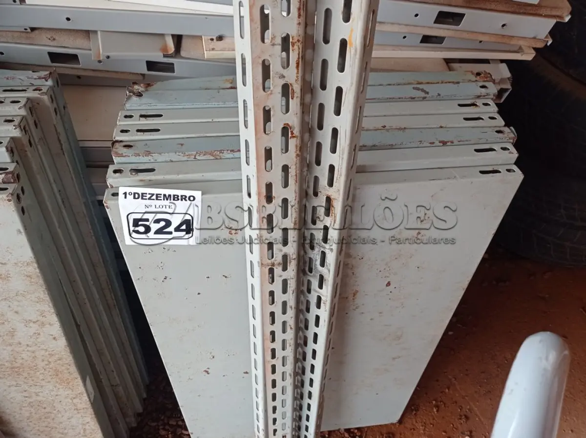 LOTE 524 - 01 ESTANTE DE AÇO COM 07 PRATELEIRAS. (NO ESTADO) ATENÇÃO! FAZER A VISITAÇÃO ANTES DE ARREMATAR, NÃO SABEMOS SE FUNCIONA. LEILÃO NÃO TEM GARANTIA E NEM DEVOLUÇÃO, SUJEITO A POSSÍVEIS AVARIAS VISÍVEIS/OCULTAS E/OU AUSÊNCIA DE COMPONENTES.
