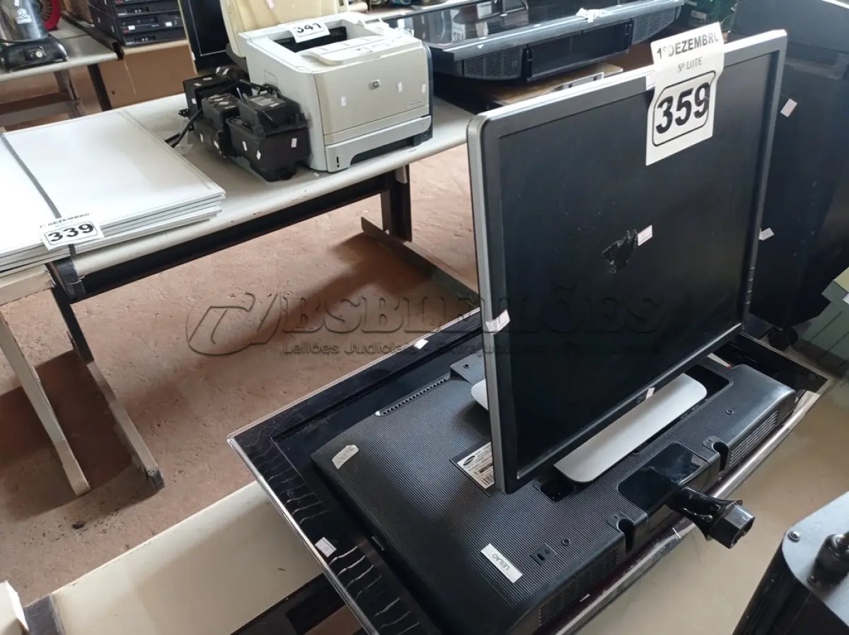 LOTE 359 - 03 MONITORES MARCAS E MODELOS DIVERSOS. (NO ESTADO) ATENÇÃO! FAZER A VISITAÇÃO ANTES DE ARREMATAR, NÃO SABEMOS SE FUNCIONA. LEILÃO NÃO TEM GARANTIA E NEM DEVOLUÇÃO, SUJEITO A POSSÍVEIS AVARIAS VISÍVEIS/OCULTAS E/OU AUSÊNCIA DE COMPONENTES.