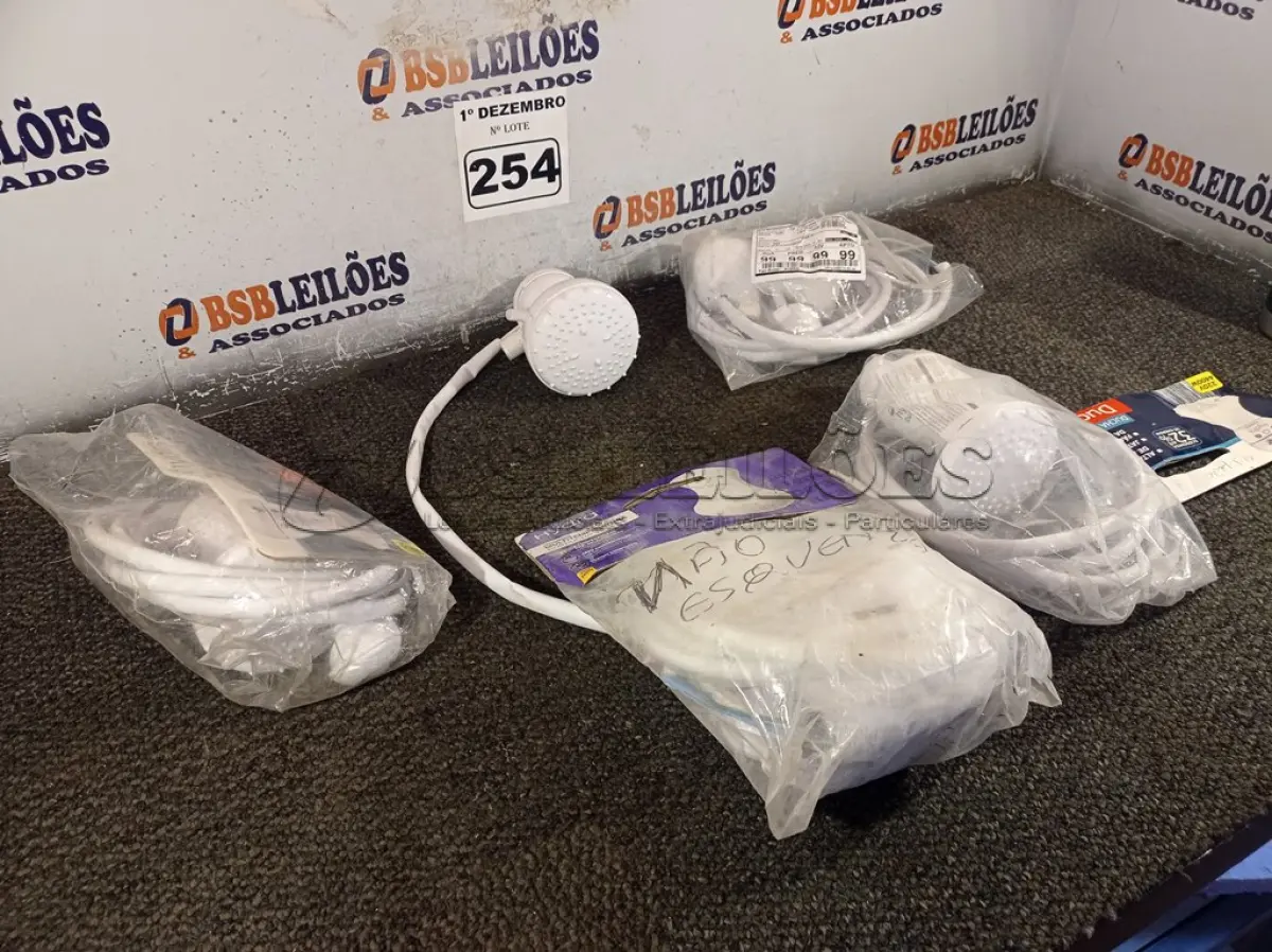 LOTE 254 - 05 CHUVEIROS MARCAS E MODELOS DIVERSOS. (NO ESTADO) ATENÇÃO! FAZER A VISITAÇÃO ANTES DE ARREMATAR, NÃO SABEMOS SE FUNCIONA. LEILÃO NÃO TEM GARANTIA E NEM DEVOLUÇÃO, SUJEITO A POSSÍVEIS AVARIAS VISÍVEIS/OCULTAS E/OU AUSÊNCIA DE COMPONENTES.
