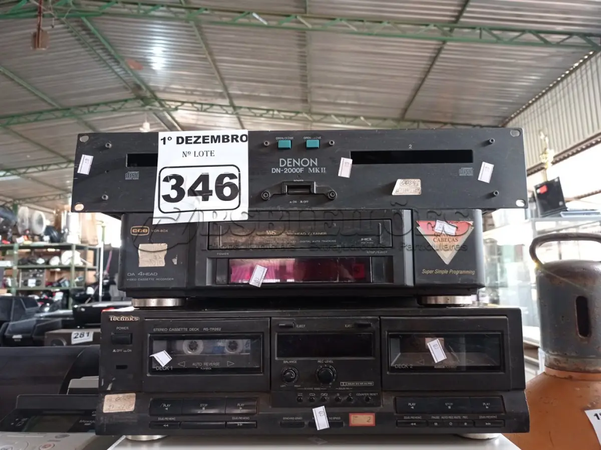 LOTE 346 - 01 TOCA CD, 01 VIDEOCASSETE E 01 STÉREO CASSETE DECK.  (NO ESTADO) ATENÇÃO! FAZER A VISITAÇÃO ANTES DE ARREMATAR, NÃO SABEMOS SE FUNCIONA. LEILÃO NÃO TEM GARANTIA E NEM DEVOLUÇÃO, SUJEITO A POSSÍVEIS AVARIAS VISÍVEIS/OCULTAS E/OU AUSÊNCIA DE COMPONENTES.