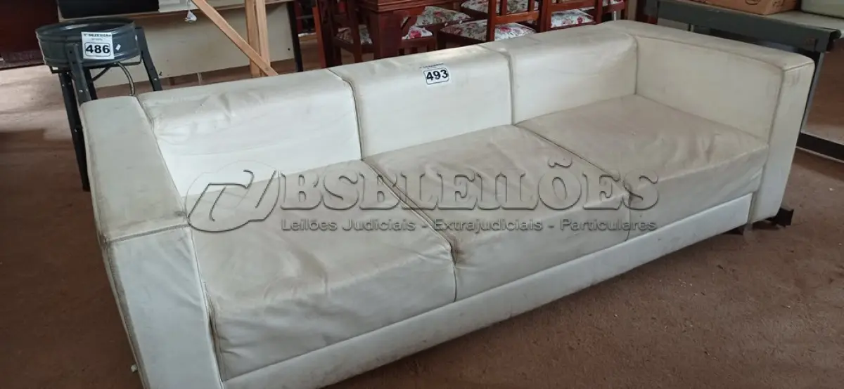 LOTE 493 - 01 SOFÁ DE 03 LUGARES. (NO ESTADO) ATENÇÃO! FAZER A VISITAÇÃO ANTES DE ARREMATAR, NÃO SABEMOS SE FUNCIONA. LEILÃO NÃO TEM GARANTIA E NEM DEVOLUÇÃO, SUJEITO A POSSÍVEIS AVARIAS VISÍVEIS/OCULTAS E/OU AUSÊNCIA DE COMPONENTES.