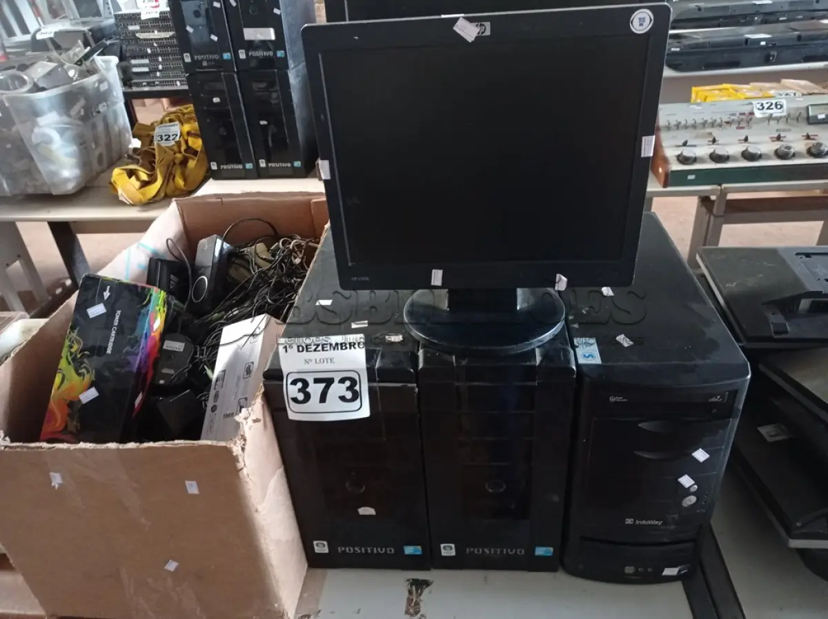 LOTE 373 - 03 CPU’S, 02 MONITORES E 01 CAIXA COM PERIFÉRICOS DIVERSOS. (NO ESTADO) ATENÇÃO! FAZER A VISITAÇÃO ANTES DE ARREMATAR, NÃO SABEMOS SE FUNCIONA. LEILÃO NÃO TEM GARANTIA E NEM DEVOLUÇÃO, SUJEITO A POSSÍVEIS AVARIAS VISÍVEIS/OCULTAS E/OU AUSÊNCIA DE COMPONENTES.