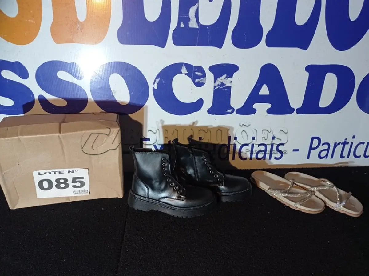 LOTE 085 - 02 – PARES DE CALÇADOS FEMININOS Nº 38 (NO ESTADO, NÃO SABEMOS SE FUNCIONA. LEILÃO NÃO TEM GARANTIA E NEM DEVOLUÇÃO, SUJEITO A POSSÍVEIS AVARIAS VISÍVEIS/OCULTAS E/OU AUSÊNCIA DE COMPONENTES)