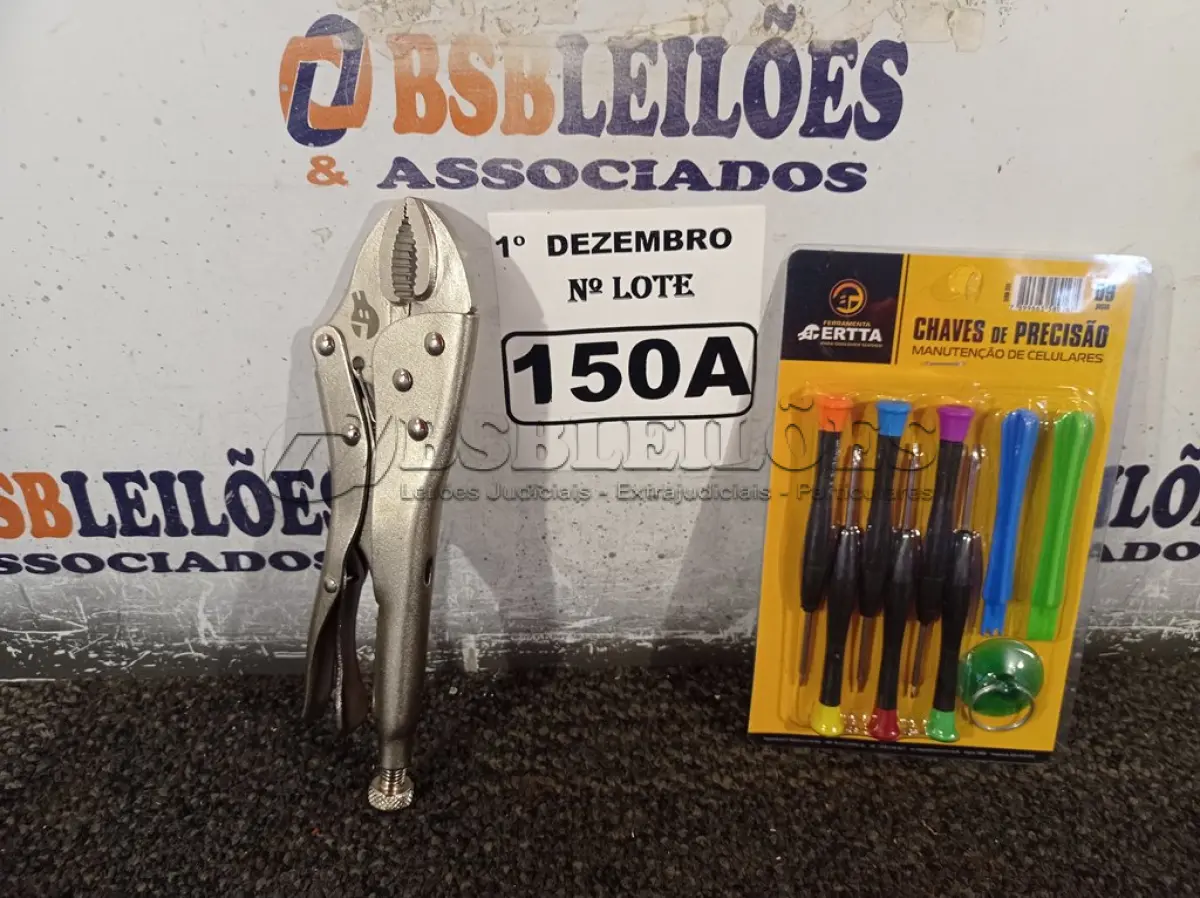 LOTE 150 - 01 ALICATE DE PRESSÃO E 01 KIT DE CHAVES DE PRECISÃO. (NO ESTADO) ATENÇÃO! FAZER A VISITAÇÃO ANTES DE ARREMATAR, NÃO SABEMOS SE FUNCIONA. LEILÃO NÃO TEM GARANTIA E NEM DEVOLUÇÃO, SUJEITO A POSSÍVEIS AVARIAS VISÍVEIS/OCULTAS E/OU AUSÊNCIA DE COMPONENTES.