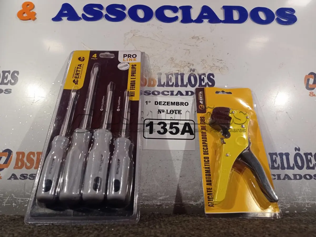 LOTE 135 - 01 KIT DE CHAVES FENDA/PHILIPS E 01 DECAPADOR DE FIOS. (NO ESTADO) ATENÇÃO! FAZER A VISITAÇÃO ANTES DE ARREMATAR, NÃO SABEMOS SE FUNCIONA. LEILÃO NÃO TEM GARANTIA E NEM DEVOLUÇÃO, SUJEITO A POSSÍVEIS AVARIAS VISÍVEIS/OCULTAS E/OU AUSÊNCIA DE COMPONENTES.