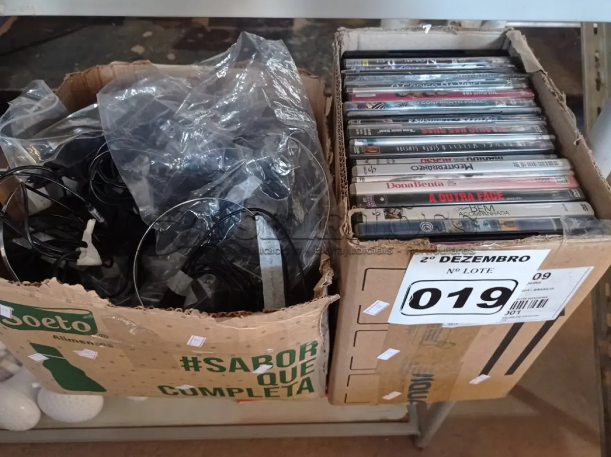 LOTE 019 - 01 LOTE COM VÁRIOS FONES HEADSET E DVD’S DE TÍTULOS DIVERSOS. (NO ESTADO) ATENÇÃO! FAZER A VISITAÇÃO ANTES DE ARREMATAR, NÃO SABEMOS SE FUNCIONA. LEILÃO NÃO TEM GARANTIA E NEM DEVOLUÇÃO, SUJEITO A POSSÍVEIS AVARIAS VISÍVEIS/OCULTAS E/OU AUSÊNCIA DE COMPONENTES.