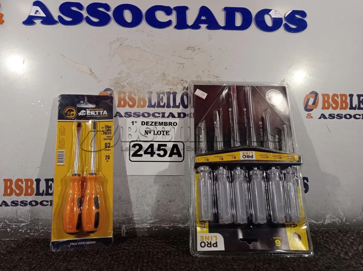 LOTE 245 - 02 KIT’S DE CHAVES FENDA/PHILIPS 06/02 PEÇAS. (NO ESTADO) ATENÇÃO! FAZER A VISITAÇÃO ANTES DE ARREMATAR, NÃO SABEMOS SE FUNCIONA. LEILÃO NÃO TEM GARANTIA E NEM DEVOLUÇÃO, SUJEITO A POSSÍVEIS AVARIAS VISÍVEIS/OCULTAS E/OU AUSÊNCIA DE COMPONENTES.