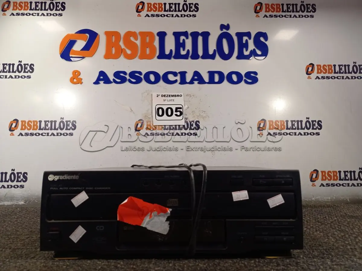 LOTE 005 - 01 APARELHO COMPACT DISC CHANGER MARCA GRADIENTE. (NO ESTADO) ATENÇÃO! FAZER A VISITAÇÃO ANTES DE ARREMATAR, NÃO SABEMOS SE FUNCIONA. LEILÃO NÃO TEM GARANTIA E NEM DEVOLUÇÃO, SUJEITO A POSSÍVEIS AVARIAS VISÍVEIS/OCULTAS E/OU AUSÊNCIA DE COMPONENTES.