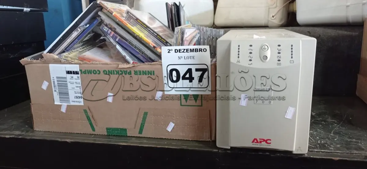 LOTE 047 - 01 NOBREAK APC 700VA E 01 CAIXA COM VÁRIOS CDS E DVD’S DE TÍTULOS DIVERSOS. (NO ESTADO) ATENÇÃO! FAZER A VISITAÇÃO ANTES DE ARREMATAR, NÃO SABEMOS SE FUNCIONA. LEILÃO NÃO TEM GARANTIA E NEM DEVOLUÇÃO, SUJEITO A POSSÍVEIS AVARIAS VISÍVEIS/OCULTAS E/OU AUSÊNCIA DE COMPONENTES.
