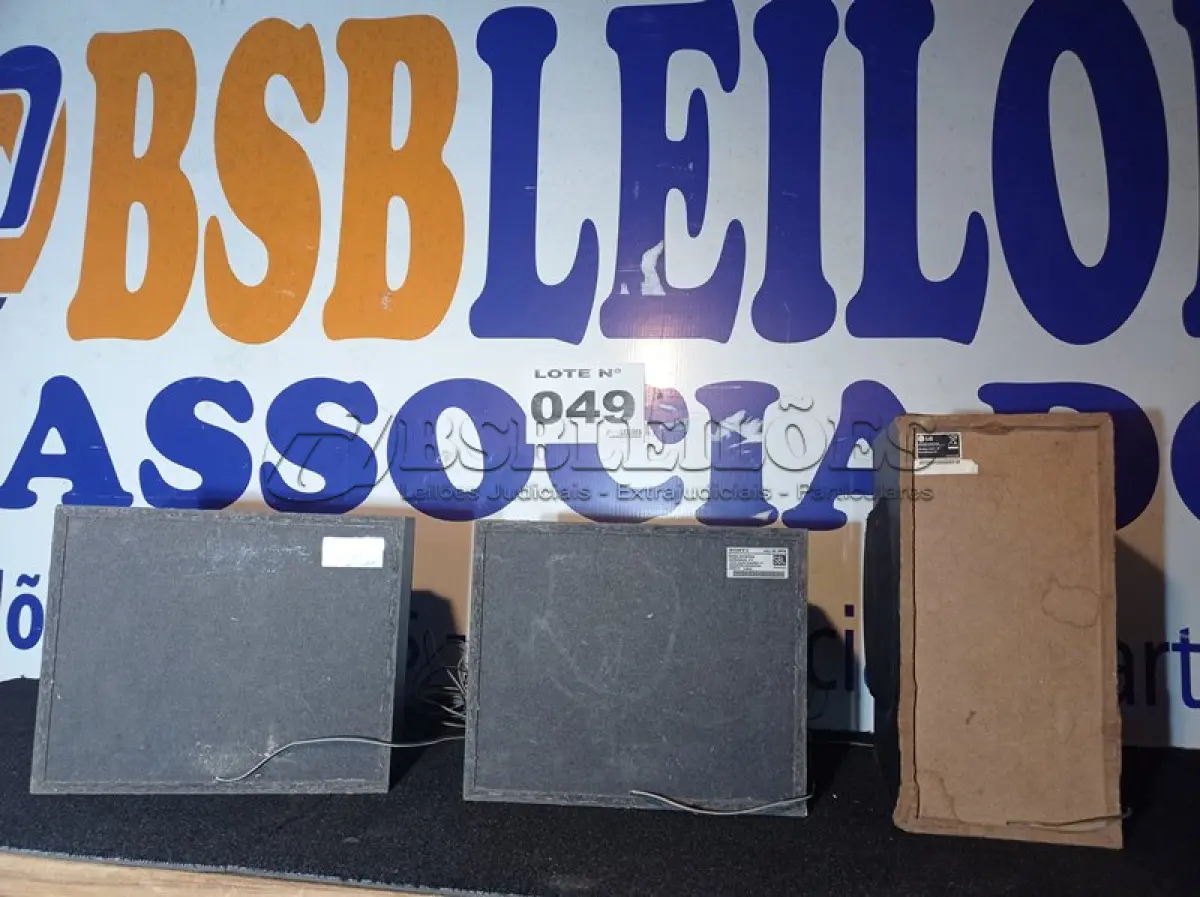 LOTE 049 - 03 – CAIXAS DE SOM (NO ESTADO, NÃO SABEMOS SE FUNCIONA. LEILÃO NÃO TEM GARANTIA E NEM DEVOLUÇÃO, SUJEITO A POSSÍVEIS AVARIAS VISÍVEIS/OCULTAS E/OU AUSÊNCIA DE COMPONENTES)