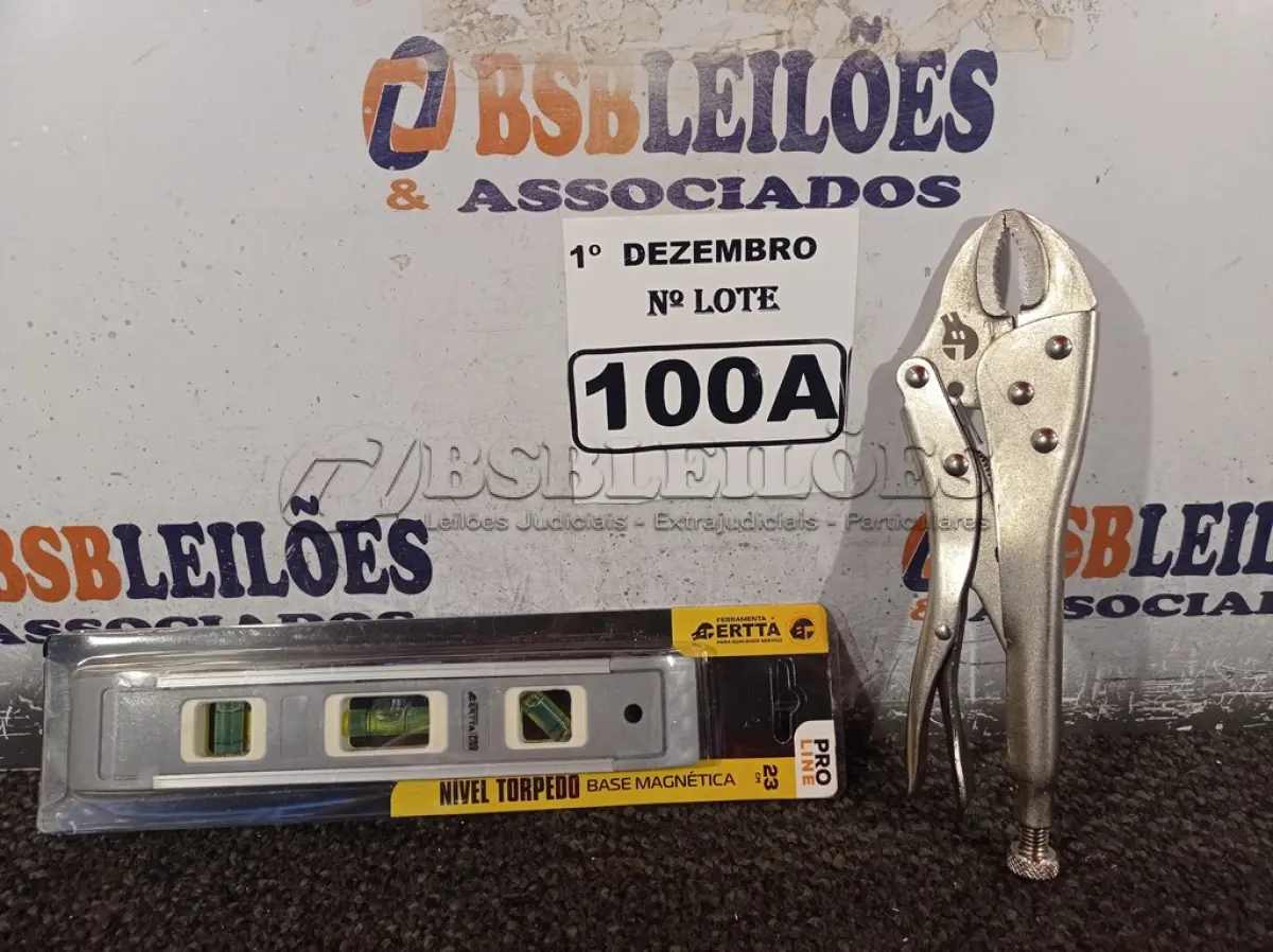 LOTE 100 - 01 NÍVEL DE MÃO E 01 ALICATE DE PRESSÃO. (NO ESTADO) ATENÇÃO! FAZER A VISITAÇÃO ANTES DE ARREMATAR, NÃO SABEMOS SE FUNCIONA. LEILÃO NÃO TEM GARANTIA E NEM DEVOLUÇÃO, SUJEITO A POSSÍVEIS AVARIAS VISÍVEIS/OCULTAS E/OU AUSÊNCIA DE COMPONENTES.