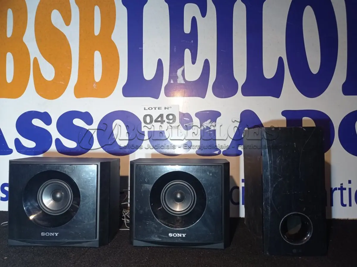 LOTE 049 - 03 – CAIXAS DE SOM (NO ESTADO, NÃO SABEMOS SE FUNCIONA. LEILÃO NÃO TEM GARANTIA E NEM DEVOLUÇÃO, SUJEITO A POSSÍVEIS AVARIAS VISÍVEIS/OCULTAS E/OU AUSÊNCIA DE COMPONENTES)