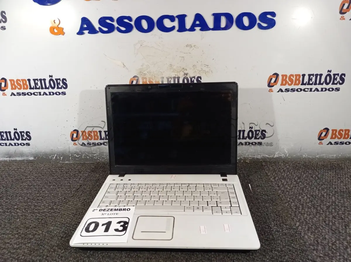 LOTE 013 - 01 NOTEBOOK. (NO ESTADO) ATENÇÃO! FAZER A VISITAÇÃO ANTES DE ARREMATAR, NÃO SABEMOS SE FUNCIONA. LEILÃO NÃO TEM GARANTIA E NEM DEVOLUÇÃO, SUJEITO A POSSÍVEIS AVARIAS VISÍVEIS/OCULTAS E/OU AUSÊNCIA DE COMPONENTES.