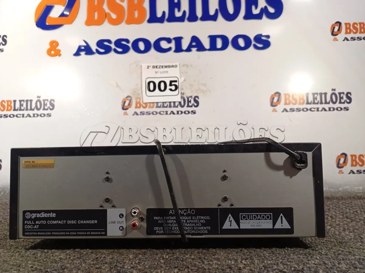 LOTE 005 - 01 APARELHO COMPACT DISC CHANGER MARCA GRADIENTE. (NO ESTADO) ATENÇÃO! FAZER A VISITAÇÃO ANTES DE ARREMATAR, NÃO SABEMOS SE FUNCIONA. LEILÃO NÃO TEM GARANTIA E NEM DEVOLUÇÃO, SUJEITO A POSSÍVEIS AVARIAS VISÍVEIS/OCULTAS E/OU AUSÊNCIA DE COMPONENTES.