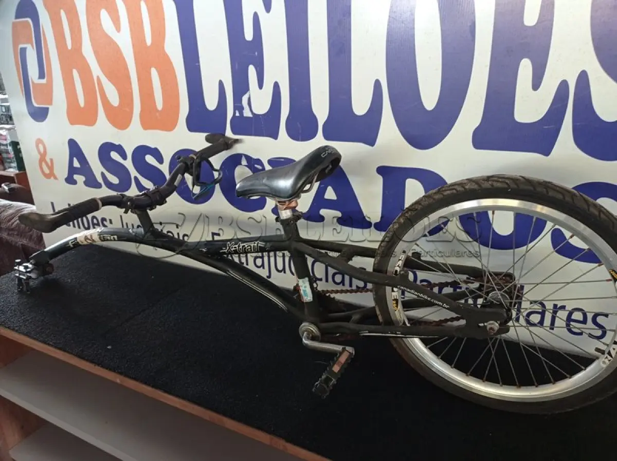 LOTE 029 - 01 - REBOQUE BICICLETA CANADIAN X TRAIL QUADRO DE ALUMÍNIO (NO ESTADO, NÃO SABEMOS SE FUNCIONA. LEILÃO NÃO TEM GARANTIA E NEM DEVOLUÇÃO, SUJEITO A POSSÍVEIS AVARIAS VISÍVEIS/OCULTAS E/OU AUSÊNCIA DE COMPONENTES)