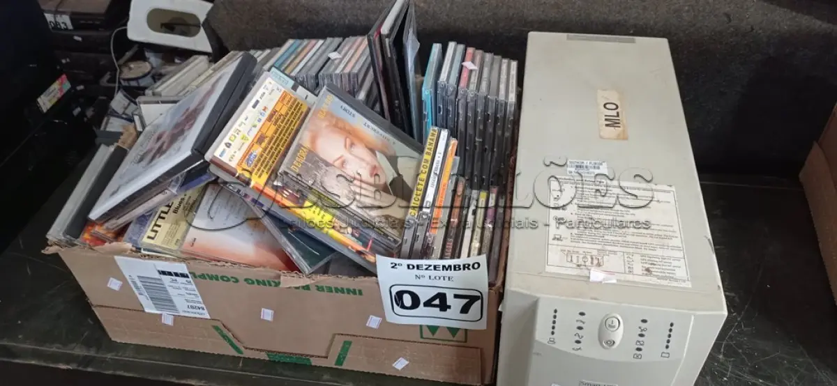 LOTE 047 - 01 NOBREAK APC 700VA E 01 CAIXA COM VÁRIOS CDS E DVD’S DE TÍTULOS DIVERSOS. (NO ESTADO) ATENÇÃO! FAZER A VISITAÇÃO ANTES DE ARREMATAR, NÃO SABEMOS SE FUNCIONA. LEILÃO NÃO TEM GARANTIA E NEM DEVOLUÇÃO, SUJEITO A POSSÍVEIS AVARIAS VISÍVEIS/OCULTAS E/OU AUSÊNCIA DE COMPONENTES.
