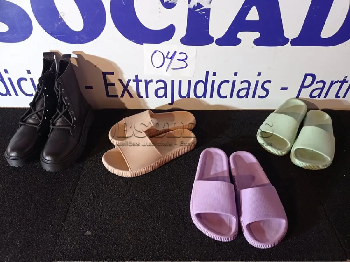 LOTE 043 - 04 – PARES DE CALÇADOS FEMININO Nº 37/38 (NO ESTADO, NÃO SABEMOS SE FUNCIONA. LEILÃO NÃO TEM GARANTIA E NEM DEVOLUÇÃO, SUJEITO A POSSÍVEIS AVARIAS VISÍVEIS/OCULTAS E/OU AUSÊNCIA DE COMPONENTES)