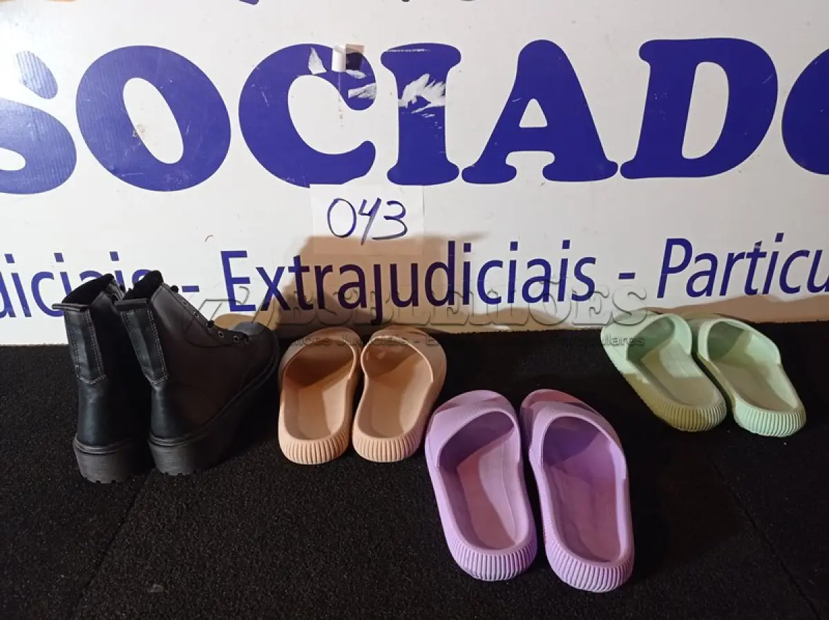 LOTE 043 - 04 – PARES DE CALÇADOS FEMININO Nº 37/38 (NO ESTADO, NÃO SABEMOS SE FUNCIONA. LEILÃO NÃO TEM GARANTIA E NEM DEVOLUÇÃO, SUJEITO A POSSÍVEIS AVARIAS VISÍVEIS/OCULTAS E/OU AUSÊNCIA DE COMPONENTES)