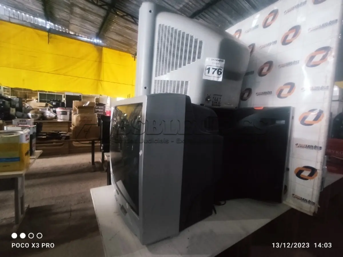 LOTE 176 - 03 TV’S TUBO MARCAS E MODELOS DIVERSOS. (NO ESTADO) ATENÇÃO! FAZER A VISITAÇÃO ANTES DE ARREMATAR, NÃO SABEMOS SE FUNCIONA. LEILÃO NÃO TEM GARANTIA E NEM DEVOLUÇÃO, SUJEITO A POSSÍVEIS AVARIAS VISÍVEIS/OCULTAS E/OU AUSÊNCIA DE COMPONENTES.