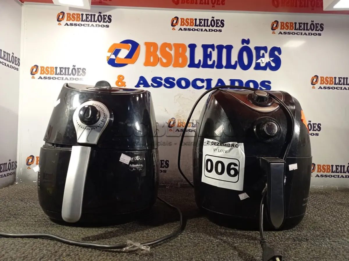 LOTE 006 - 02 FRITADEIRAS AIR FRY MARCAS E MODELOS DIVERSOS. (NO ESTADO) ATENÇÃO! FAZER A VISITAÇÃO ANTES DE ARREMATAR, NÃO SABEMOS SE FUNCIONA. LEILÃO NÃO TEM GARANTIA E NEM DEVOLUÇÃO, SUJEITO A POSSÍVEIS AVARIAS VISÍVEIS/OCULTAS E/OU AUSÊNCIA DE COMPONENTES.
