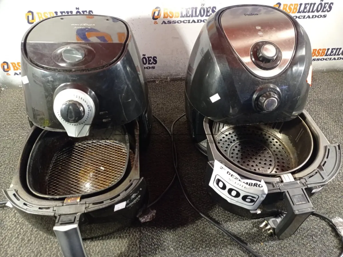 LOTE 006 - 02 FRITADEIRAS AIR FRY MARCAS E MODELOS DIVERSOS. (NO ESTADO) ATENÇÃO! FAZER A VISITAÇÃO ANTES DE ARREMATAR, NÃO SABEMOS SE FUNCIONA. LEILÃO NÃO TEM GARANTIA E NEM DEVOLUÇÃO, SUJEITO A POSSÍVEIS AVARIAS VISÍVEIS/OCULTAS E/OU AUSÊNCIA DE COMPONENTES.