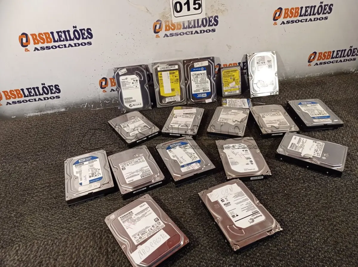 LOTE 015 - 01 LOTE COM VÁRIOS HARD DISC MARCAS E MODELOS DIVERSOS. (NO ESTADO) ATENÇÃO! FAZER A VISITAÇÃO ANTES DE ARREMATAR, NÃO SABEMOS SE FUNCIONA. LEILÃO NÃO TEM GARANTIA E NEM DEVOLUÇÃO, SUJEITO A POSSÍVEIS AVARIAS VISÍVEIS/OCULTAS E/OU AUSÊNCIA DE COMPONENTES.