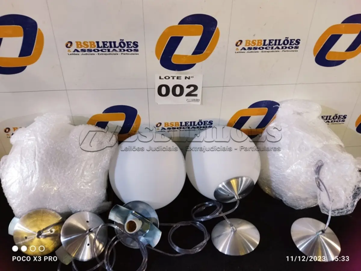 LOTE 002 - 04 – LUMINÁRIAS (NO ESTADO, NÃO SABEMOS SE FUNCIONA. LEILÃO NÃO TEM GARANTIA E NEM DEVOLUÇÃO, SUJEITO A POSSÍVEIS AVARIAS VISÍVEIS/OCULTAS E/OU AUSÊNCIA DE COMPONENTES)