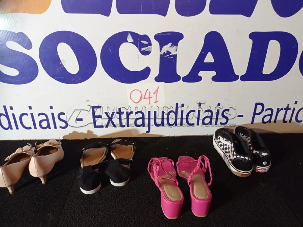 LOTE 041 - 04 – PARES DE CALÇADOS FEMININO, SENDO 03 Nº 36 E 01 PAR Nº 35.(NO ESTADO, NÃO SABEMOS SE FUNCIONA. LEILÃO NÃO TEM GARANTIA E NEM DEVOLUÇÃO, SUJEITO A POSSÍVEIS AVARIAS VISÍVEIS/OCULTAS E/OU AUSÊNCIA DE COMPONENTES)