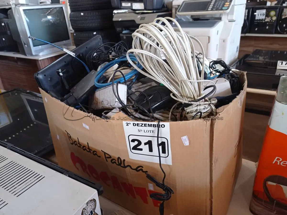 LOTE 211 - 01 LOTE COM VÁRIOS CABOS E PERIFÉRICOS DIVERSOS. (NO ESTADO) ATENÇÃO! FAZER A VISITAÇÃO ANTES DE ARREMATAR, NÃO SABEMOS SE FUNCIONA. LEILÃO NÃO TEM GARANTIA E NEM DEVOLUÇÃO, SUJEITO A POSSÍVEIS AVARIAS VISÍVEIS/OCULTAS E/OU AUSÊNCIA DE COMPONENTES.