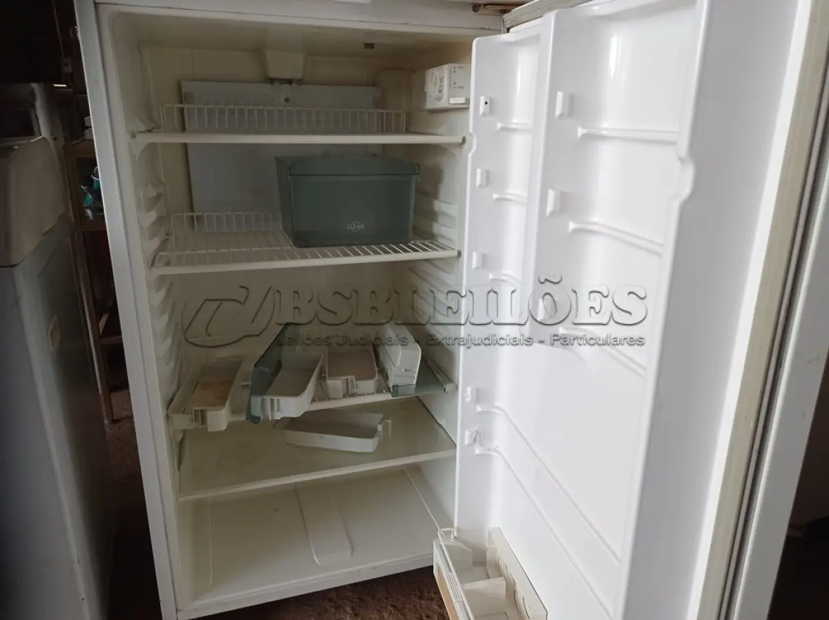 LOTE 347 - 01 GELADEIRA MARCA BRASTEMP 220V. (NO ESTADO) ATENÇÃO! FAZER A VISITAÇÃO ANTES DE ARREMATAR, NÃO SABEMOS SE FUNCIONA. LEILÃO NÃO TEM GARANTIA E NEM DEVOLUÇÃO, SUJEITO A POSSÍVEIS AVARIAS VISÍVEIS/OCULTAS E/OU AUSÊNCIA DE COMPONENTES.