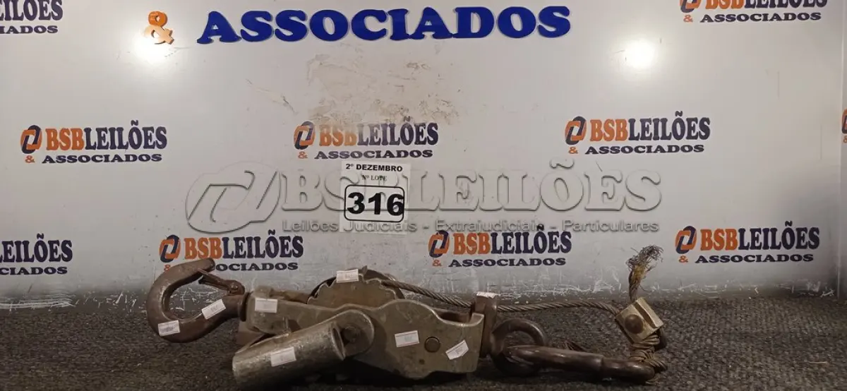 LOTE 316 - 01 TALHA MANUAL DE CABO DE AÇO. (NO ESTADO) ATENÇÃO! FAZER A VISITAÇÃO ANTES DE ARREMATAR, NÃO SABEMOS SE FUNCIONA. LEILÃO NÃO TEM GARANTIA E NEM DEVOLUÇÃO, SUJEITO A POSSÍVEIS AVARIAS VISÍVEIS/OCULTAS E/OU AUSÊNCIA DE COMPONENTES.