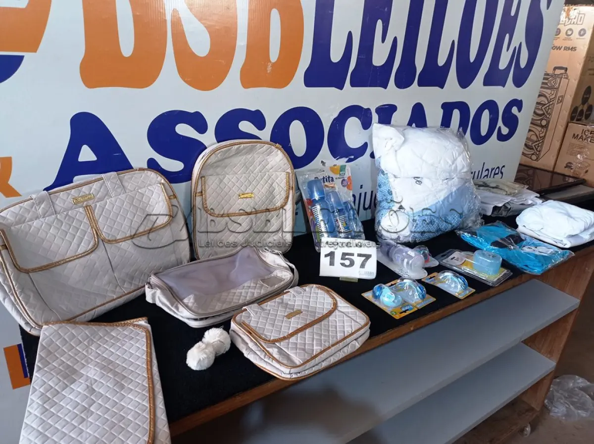 LOTE 157 - 25 – ENXOVAIS DE BEBÊ DIVERSOS (APROXIMADAMENTE) (NO ESTADO, NÃO SABEMOS SE FUNCIONA. LEILÃO NÃO TEM GARANTIA E NEM DEVOLUÇÃO, SUJEITO A POSSÍVEIS AVARIAS VISÍVEIS/OCULTAS E/OU AUSÊNCIA DE COMPONENTES)