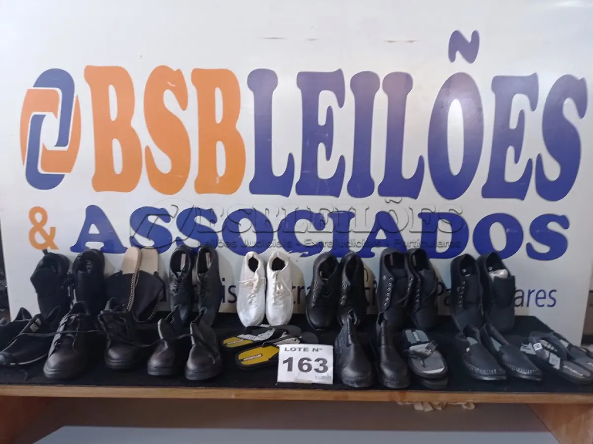 LOTE 163 - 15 - CALÇADOS MASCULINOS VARIADOS (NO ESTADO, NÃO SABEMOS SE FUNCIONA. LEILÃO NÃO TEM GARANTIA E NEM DEVOLUÇÃO, SUJEITO A POSSÍVEIS AVARIAS VISÍVEIS/OCULTAS E/OU AUSÊNCIA DE COMPONENTES)