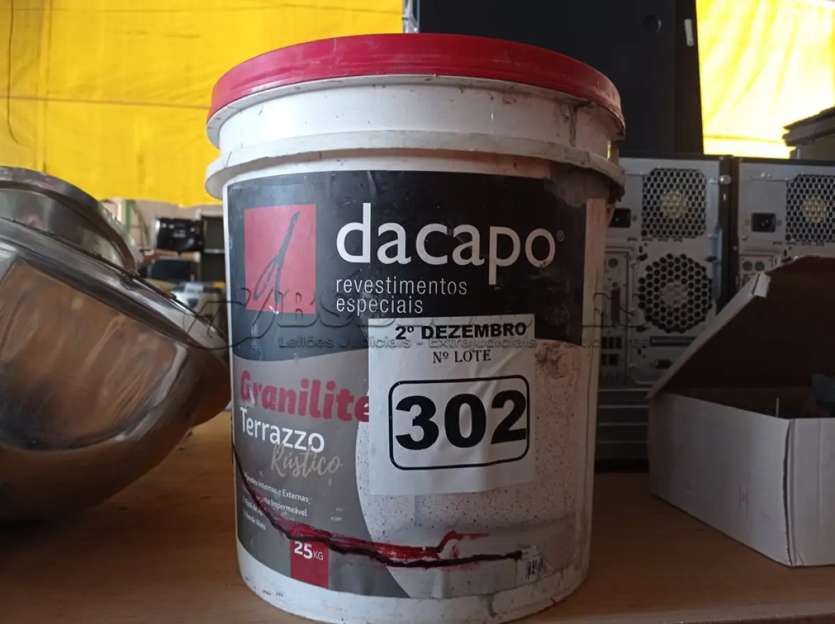 LOTE 302 - 01 BALDE DE CIMENTO QUEIMADO DACAPÓ 25KG. (NO ESTADO) ATENÇÃO! FAZER A VISITAÇÃO ANTES DE ARREMATAR, NÃO SABEMOS SE FUNCIONA. LEILÃO NÃO TEM GARANTIA E NEM DEVOLUÇÃO, SUJEITO A POSSÍVEIS AVARIAS VISÍVEIS/OCULTAS E/OU AUSÊNCIA DE COMPONENTES.