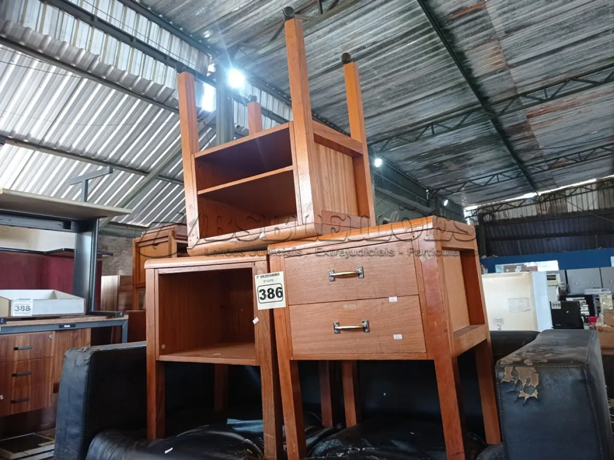 LOTE 386 - 01 SOFÁ DE 02 LUGARES E 03 MESINHAS EM MADEIRA. (NO ESTADO) ATENÇÃO! FAZER A VISITAÇÃO ANTES DE ARREMATAR, NÃO SABEMOS SE FUNCIONA. LEILÃO NÃO TEM GARANTIA E NEM DEVOLUÇÃO, SUJEITO A POSSÍVEIS AVARIAS VISÍVEIS/OCULTAS E/OU AUSÊNCIA DE COMPONENTES.