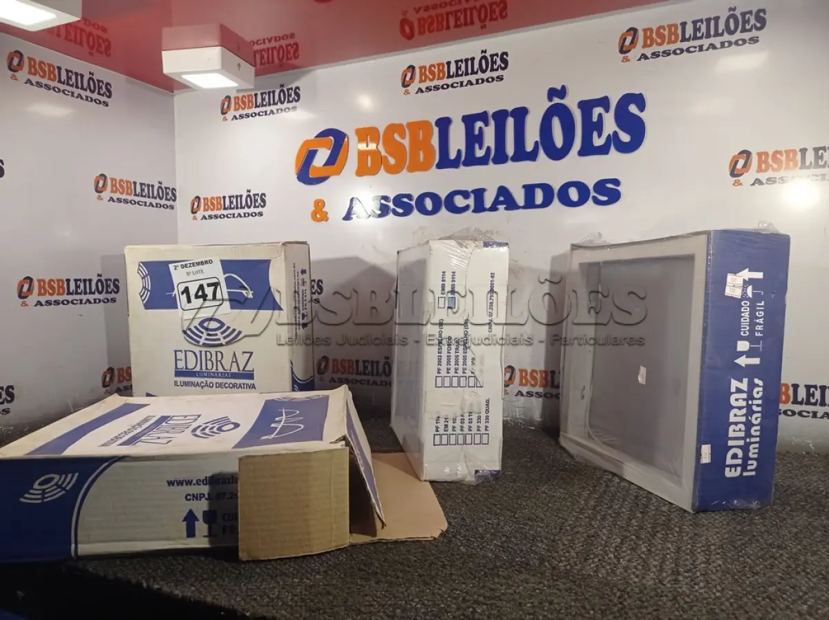 LOTE 147 - 04 LUMINÁRIAS DE EMBUTIR. (NO ESTADO) ATENÇÃO! FAZER A VISITAÇÃO ANTES DE ARREMATAR, NÃO SABEMOS SE FUNCIONA. LEILÃO NÃO TEM GARANTIA E NEM DEVOLUÇÃO, SUJEITO A POSSÍVEIS AVARIAS VISÍVEIS/OCULTAS E/OU AUSÊNCIA DE COMPONENTES.