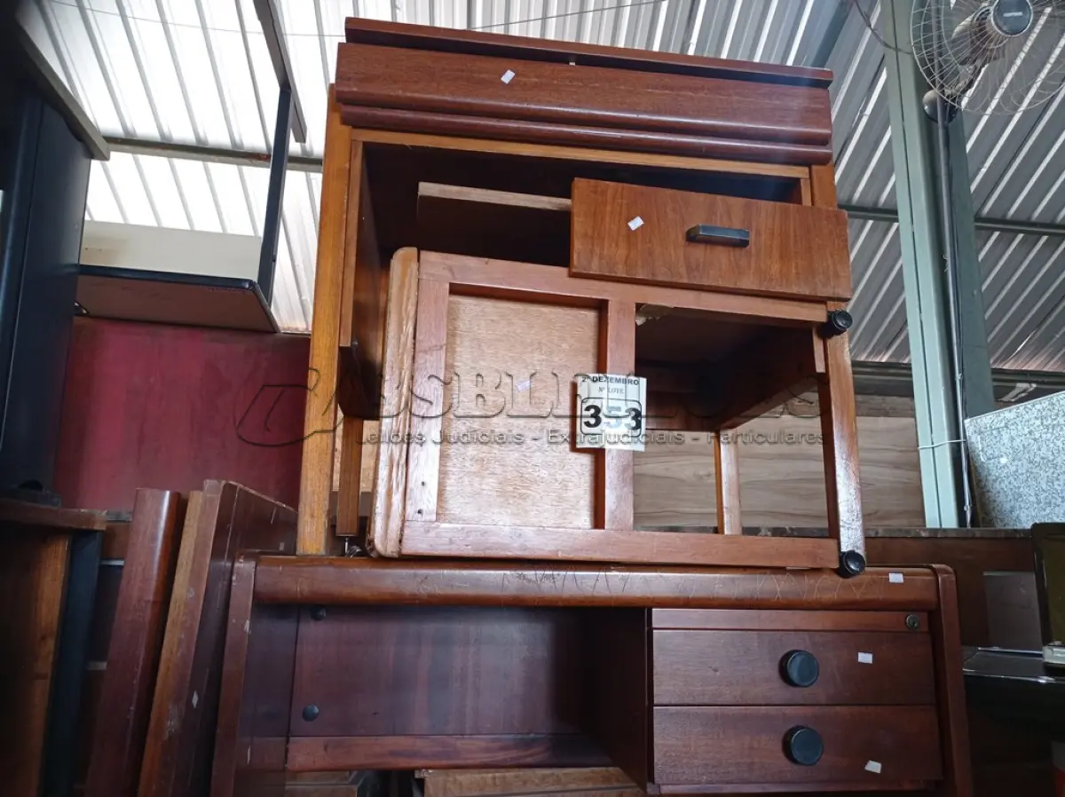 LOTE 353 - 05 MESAS EM MADEIRA MODELOS DIVERSOS. (NO ESTADO) ATENÇÃO! FAZER A VISITAÇÃO ANTES DE ARREMATAR, NÃO SABEMOS SE FUNCIONA. LEILÃO NÃO TEM GARANTIA E NEM DEVOLUÇÃO, SUJEITO A POSSÍVEIS AVARIAS VISÍVEIS/OCULTAS E/OU AUSÊNCIA DE COMPONENTES.