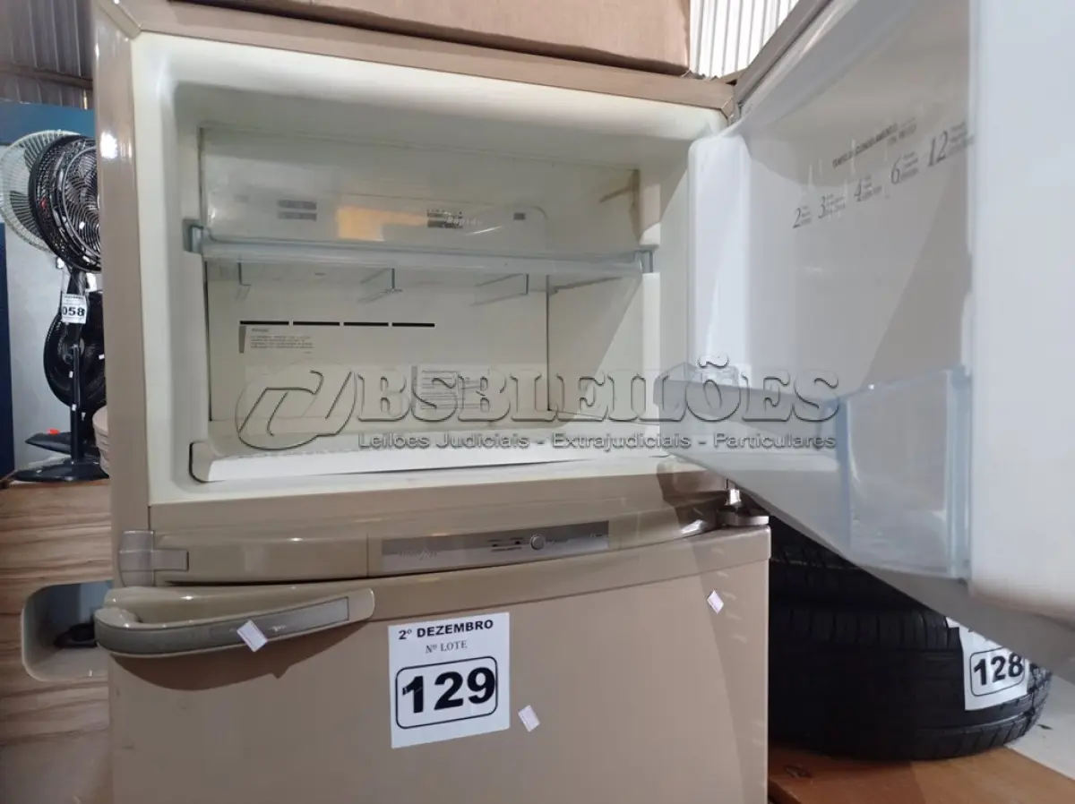 LOTE 129 - 01 GELADEIRA FROST FREE MARCA BRASTEMP 220V. (NO ESTADO) ATENÇÃO! FAZER A VISITAÇÃO ANTES DE ARREMATAR, NÃO SABEMOS SE FUNCIONA. LEILÃO NÃO TEM GARANTIA E NEM DEVOLUÇÃO, SUJEITO A POSSÍVEIS AVARIAS VISÍVEIS/OCULTAS E/OU AUSÊNCIA DE COMPONENTES.