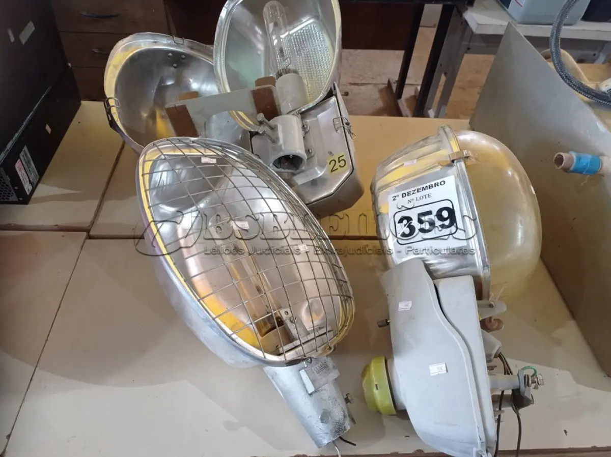 LOTE 359 - 04 LUMINÁRIAS PÚBLICAS DE POSTE. (NO ESTADO) ATENÇÃO! FAZER A VISITAÇÃO ANTES DE ARREMATAR, NÃO SABEMOS SE FUNCIONA. LEILÃO NÃO TEM GARANTIA E NEM DEVOLUÇÃO, SUJEITO A POSSÍVEIS AVARIAS VISÍVEIS/OCULTAS E/OU AUSÊNCIA DE COMPONENTES.