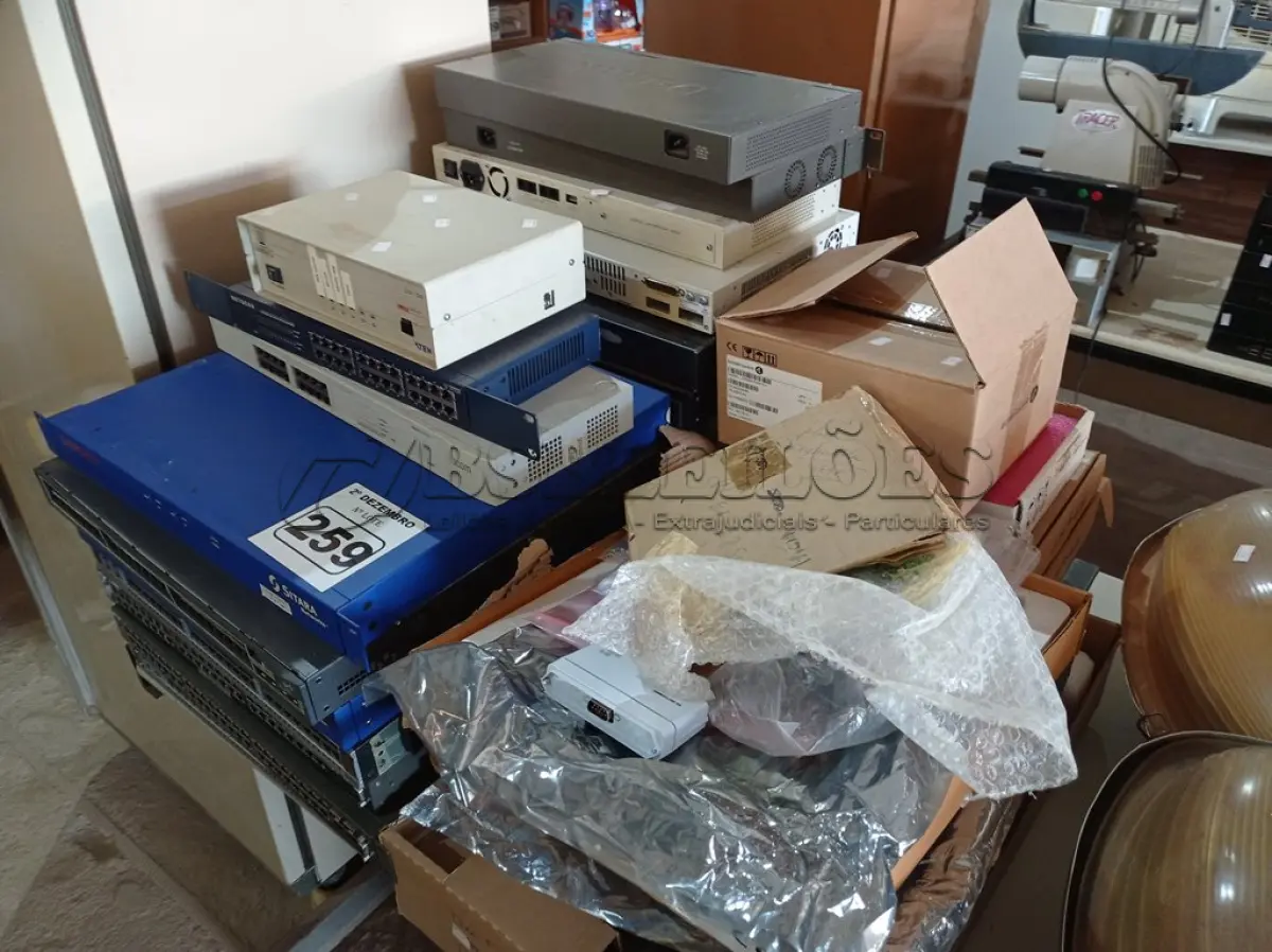 LOTE 259 - 01 LOTE COM VÁRIAS SWITCHES, PLACAS E PERIFÉRICOS DIVERSOS. (NO ESTADO) ATENÇÃO! FAZER A VISITAÇÃO ANTES DE ARREMATAR, NÃO SABEMOS SE FUNCIONA. LEILÃO NÃO TEM GARANTIA E NEM DEVOLUÇÃO, SUJEITO A POSSÍVEIS AVARIAS VISÍVEIS/OCULTAS E/OU AUSÊNCIA DE COMPONENTES.