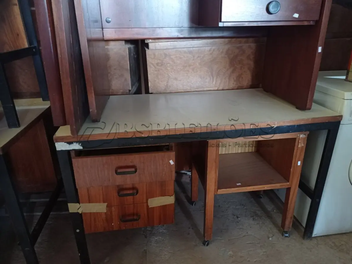 LOTE 353 - 05 MESAS EM MADEIRA MODELOS DIVERSOS. (NO ESTADO) ATENÇÃO! FAZER A VISITAÇÃO ANTES DE ARREMATAR, NÃO SABEMOS SE FUNCIONA. LEILÃO NÃO TEM GARANTIA E NEM DEVOLUÇÃO, SUJEITO A POSSÍVEIS AVARIAS VISÍVEIS/OCULTAS E/OU AUSÊNCIA DE COMPONENTES.