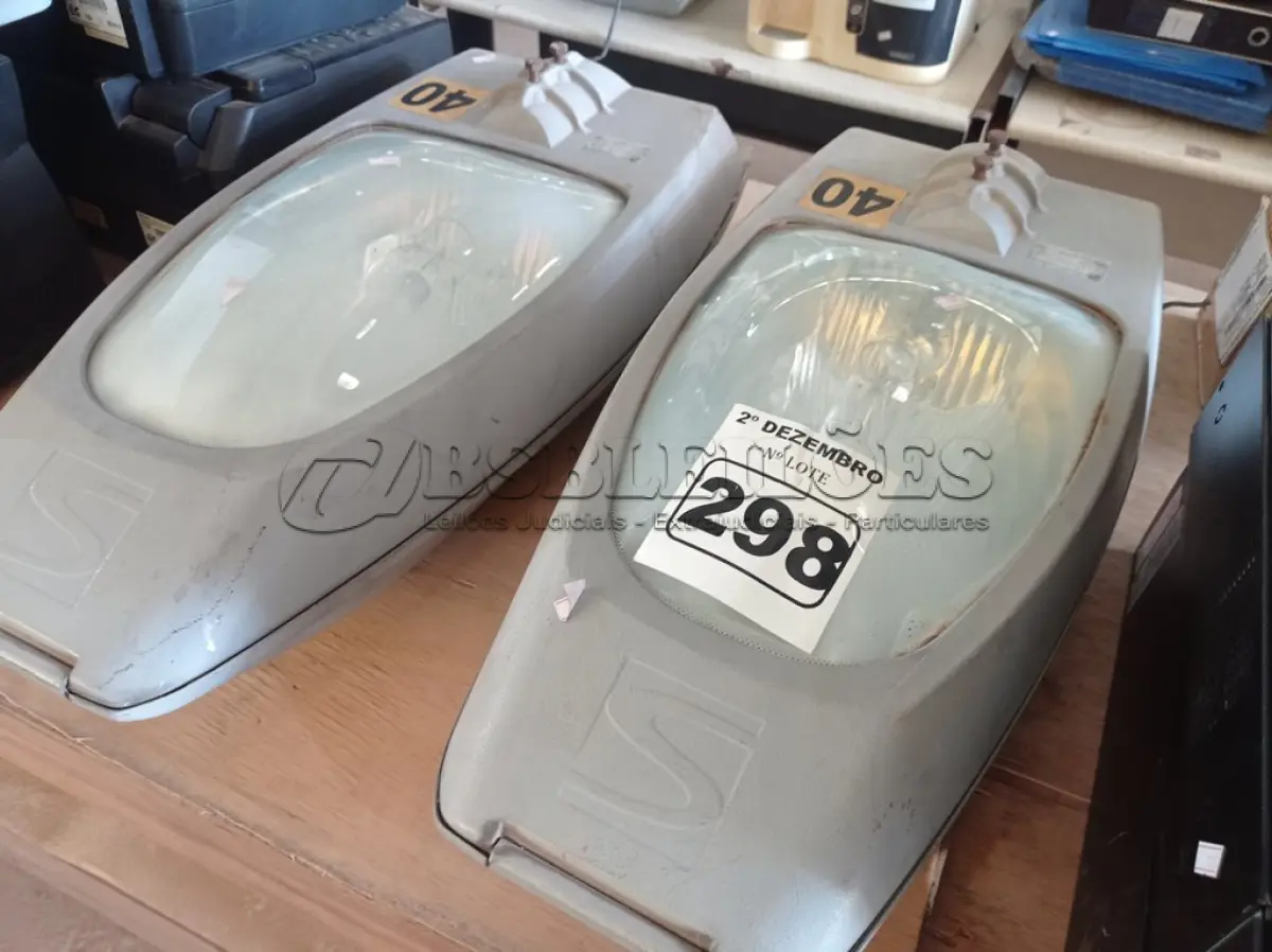 LOTE 298 - 02 LUMINÁRIAS DE PÁTIO. (NO ESTADO) ATENÇÃO! FAZER A VISITAÇÃO ANTES DE ARREMATAR, NÃO SABEMOS SE FUNCIONA. LEILÃO NÃO TEM GARANTIA E NEM DEVOLUÇÃO, SUJEITO A POSSÍVEIS AVARIAS VISÍVEIS/OCULTAS E/OU AUSÊNCIA DE COMPONENTES.