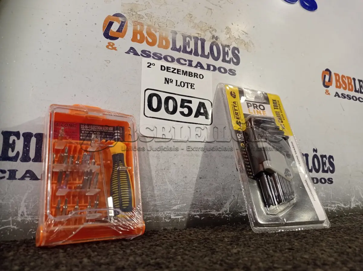 LOTE 005 - 01 KIT CHAVE TORX E 01 KIT DE CHAVES DE PRECISÃO. (NO ESTADO) ATENÇÃO! FAZER A VISITAÇÃO ANTES DE ARREMATAR, NÃO SABEMOS SE FUNCIONA. LEILÃO NÃO TEM GARANTIA E NEM DEVOLUÇÃO, SUJEITO A POSSÍVEIS AVARIAS VISÍVEIS/OCULTAS E/OU AUSÊNCIA DE COMPONENTES.