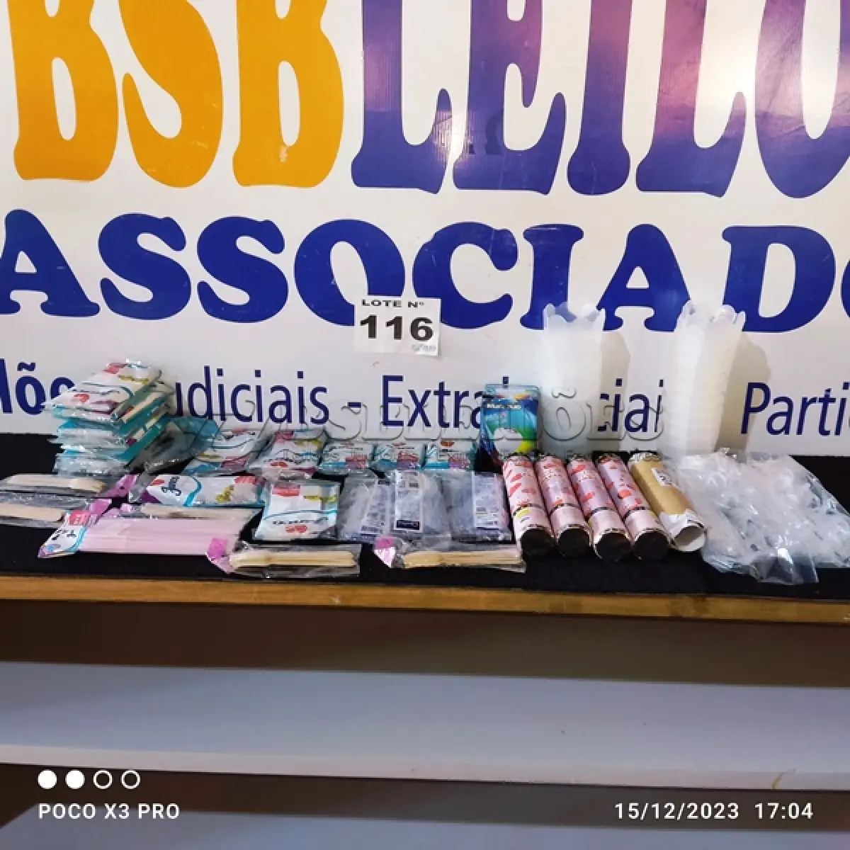 LOTE 116 - 54 – ITENS DE FESTAS (APROXIMADAMENTE) (NO ESTADO, NÃO SABEMOS SE FUNCIONA. LEILÃO NÃO TEM GARANTIA E NEM DEVOLUÇÃO, SUJEITO A POSSÍVEIS AVARIAS VISÍVEIS/OCULTAS E/OU AUSÊNCIA DE COMPONENTES)