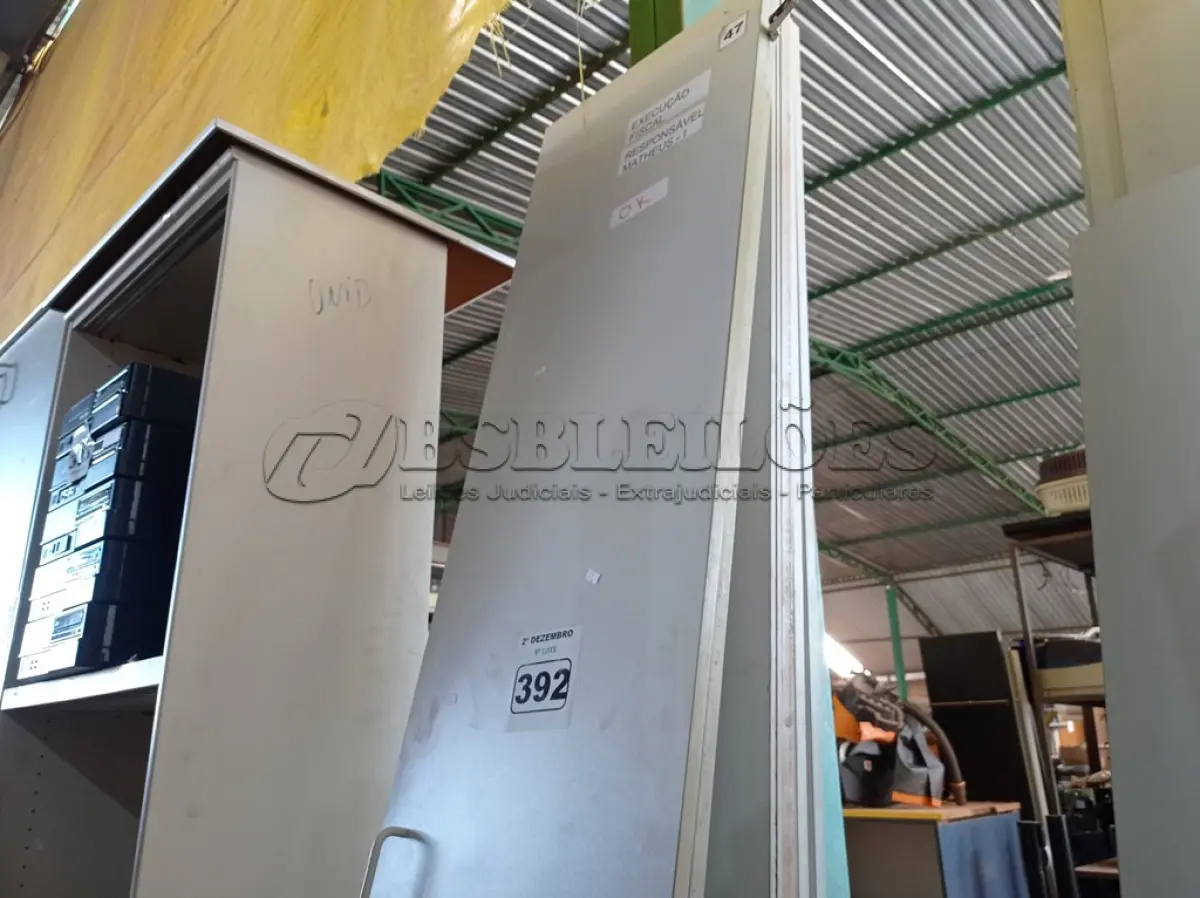 LOTE 392 - 01 ARMÁRIO ALTO EM MADEIRA DESMONTADO. (NO ESTADO) ATENÇÃO! FAZER A VISITAÇÃO ANTES DE ARREMATAR, NÃO SABEMOS SE FUNCIONA. LEILÃO NÃO TEM GARANTIA E NEM DEVOLUÇÃO, SUJEITO A POSSÍVEIS AVARIAS VISÍVEIS/OCULTAS E/OU AUSÊNCIA DE COMPONENTES.